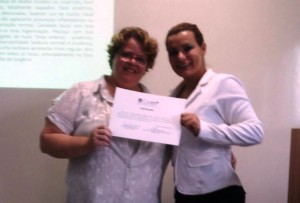 Na foto a enfermeira Sandelerly Casadia recebendo seu certificado