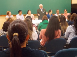 Auditório estava lotado pelos acadêmicos durante discurso