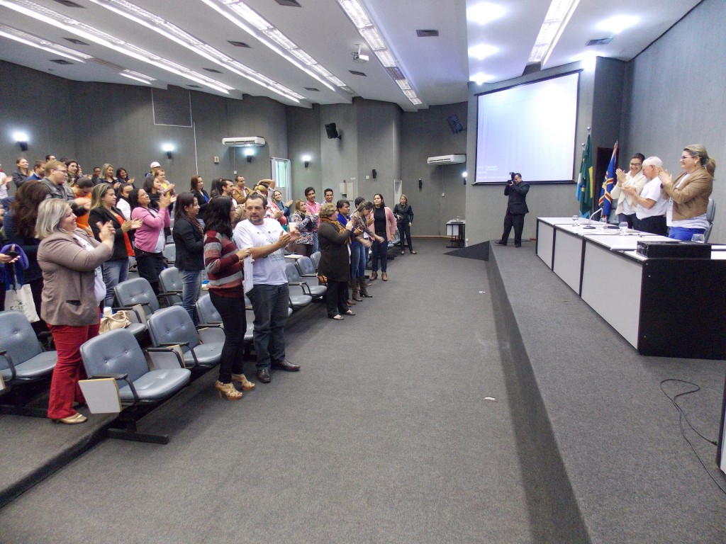 Participantes aplaudem no encerramento da 5ª SEMS 