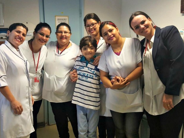 Criança em visita a equipe de enfermagem da Santa Casa de Campo Grande (Foto: Divulgação/Santa Casa)