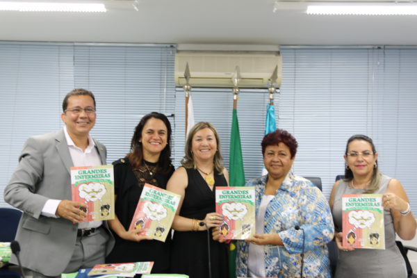 Conselheiros foram presenteados com o livro, que inaugura a série “Histórias da Enfermagem em Quadrinhos” 